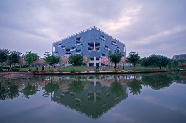 米兰在线登录图书馆。 米兰在线登录图书馆。