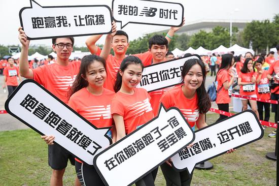 米兰在线登录篮球队和啦啦队组成的参赛队伍。